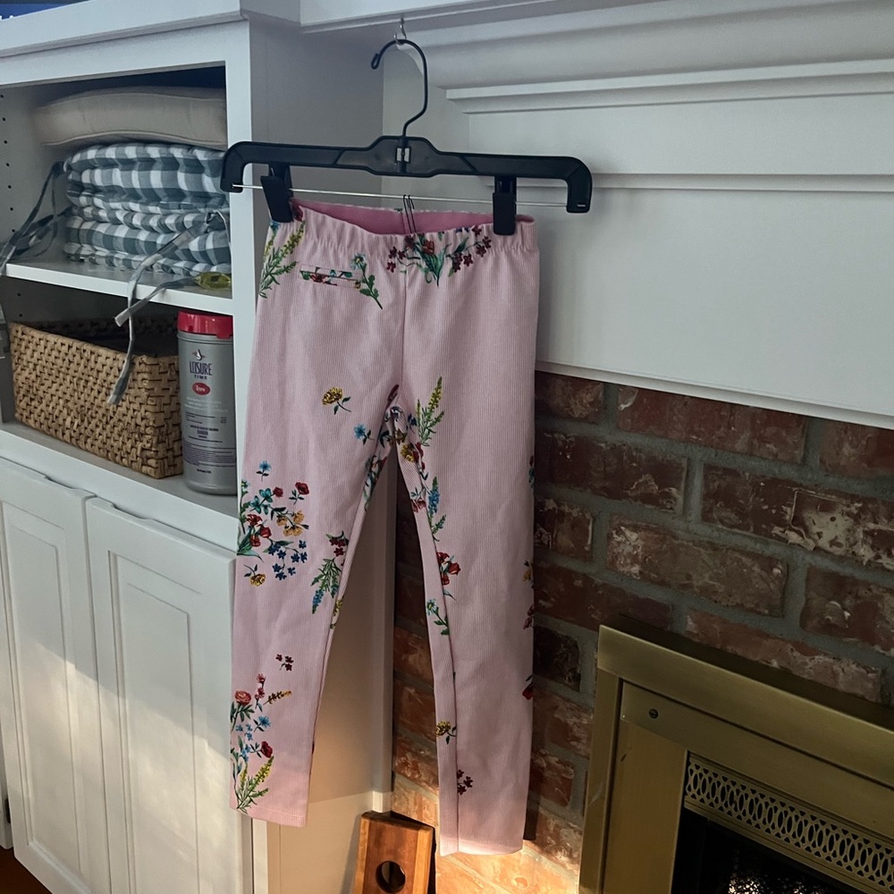 Girl leggings lovely print and quality. New